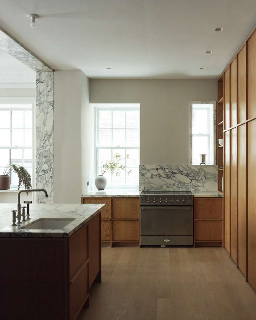 Kitchen in oak and marble